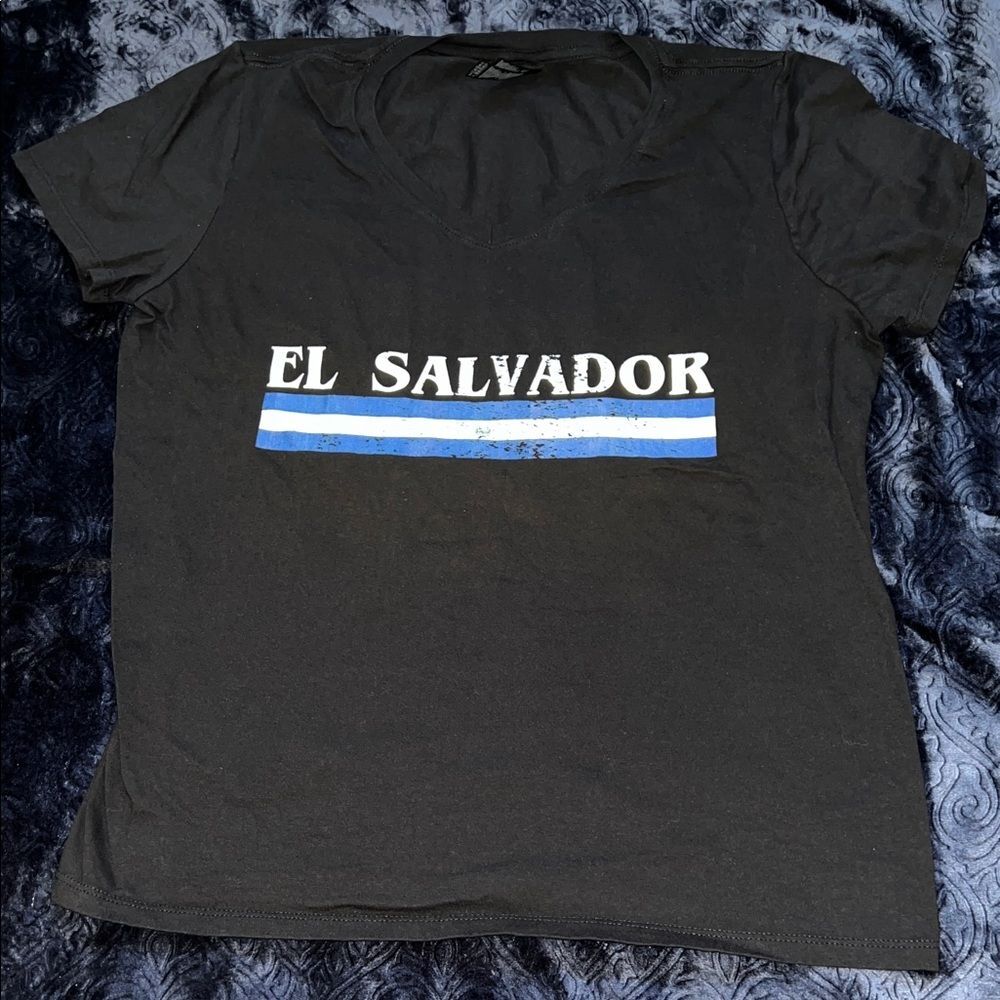 El Salvador Flag Black V-neck T-Shirt (Women’s L)